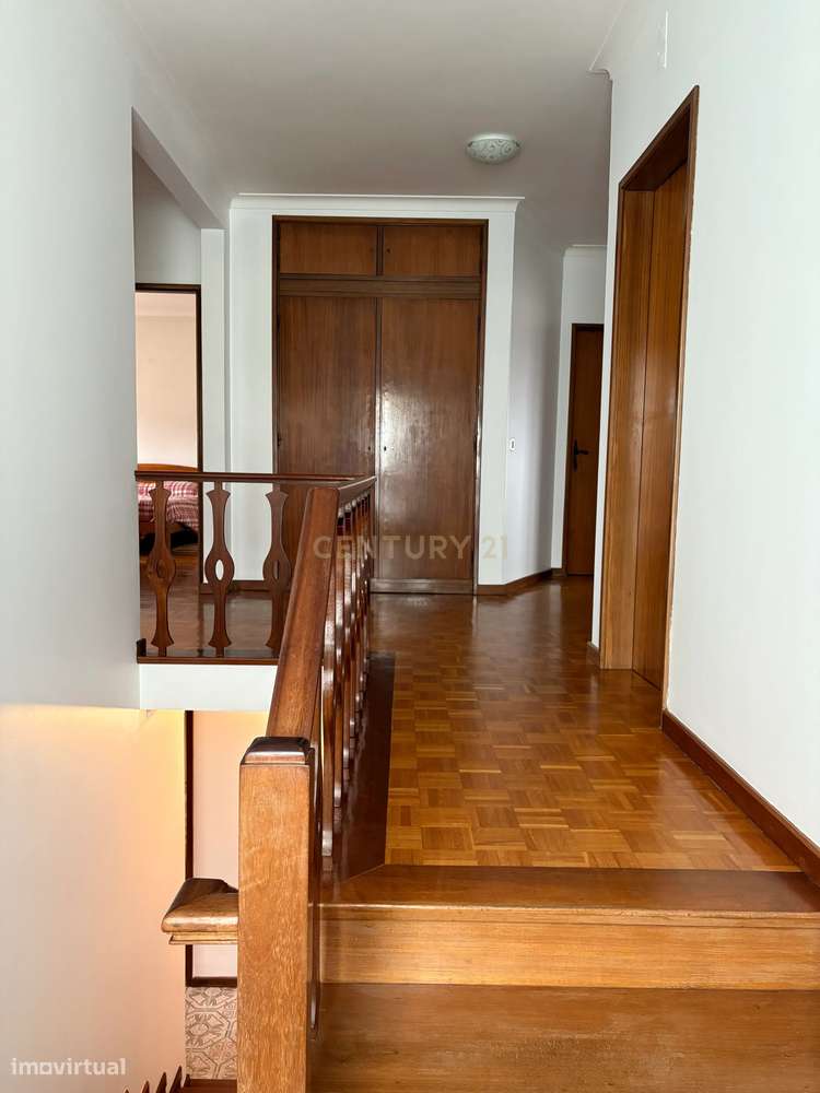 Moradia T7 com Vista Mar e Elevado Potencial em Areosa-16