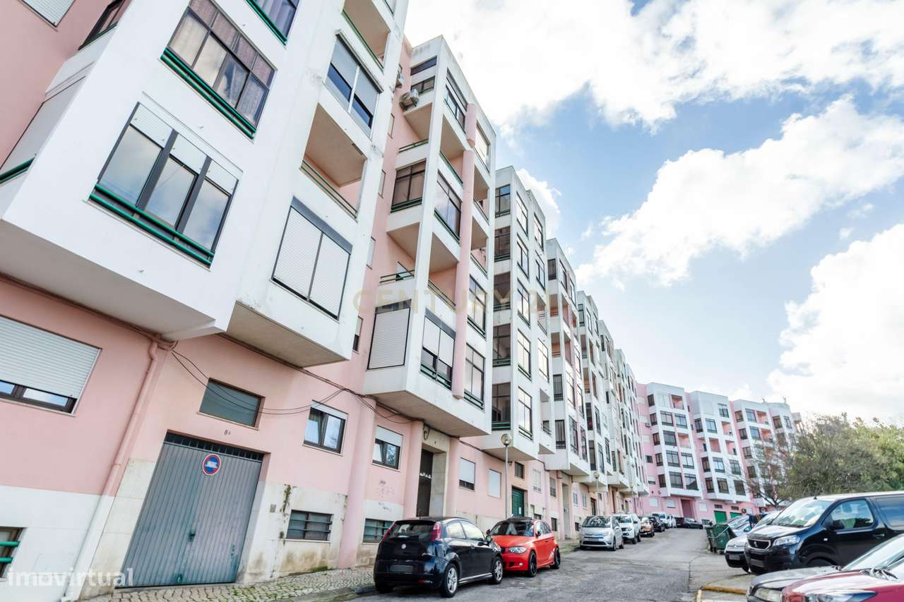 Apartamento T1 totalmente remodelado com 2 varandas,  Prédio com eleva-22