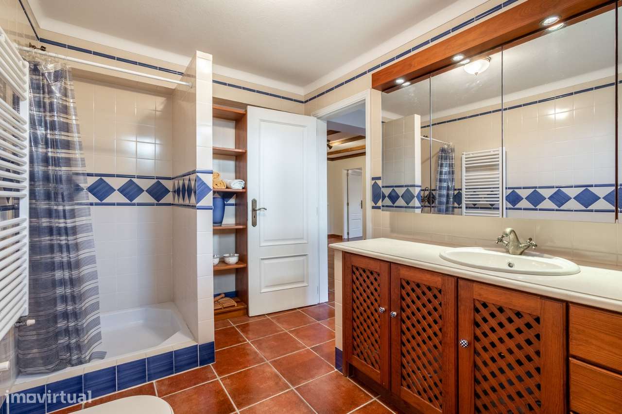 Luxuosa moradia, T5 com piscina e jardim em Pedrulheira-Marinha Grande-38
