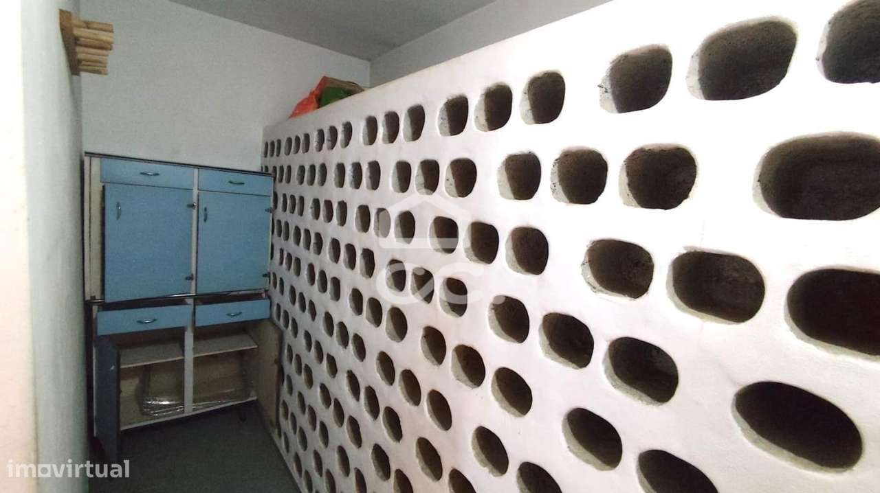 Moradia em Gaveto com Dupla Possibilidade: Habitação + Investimento em-24