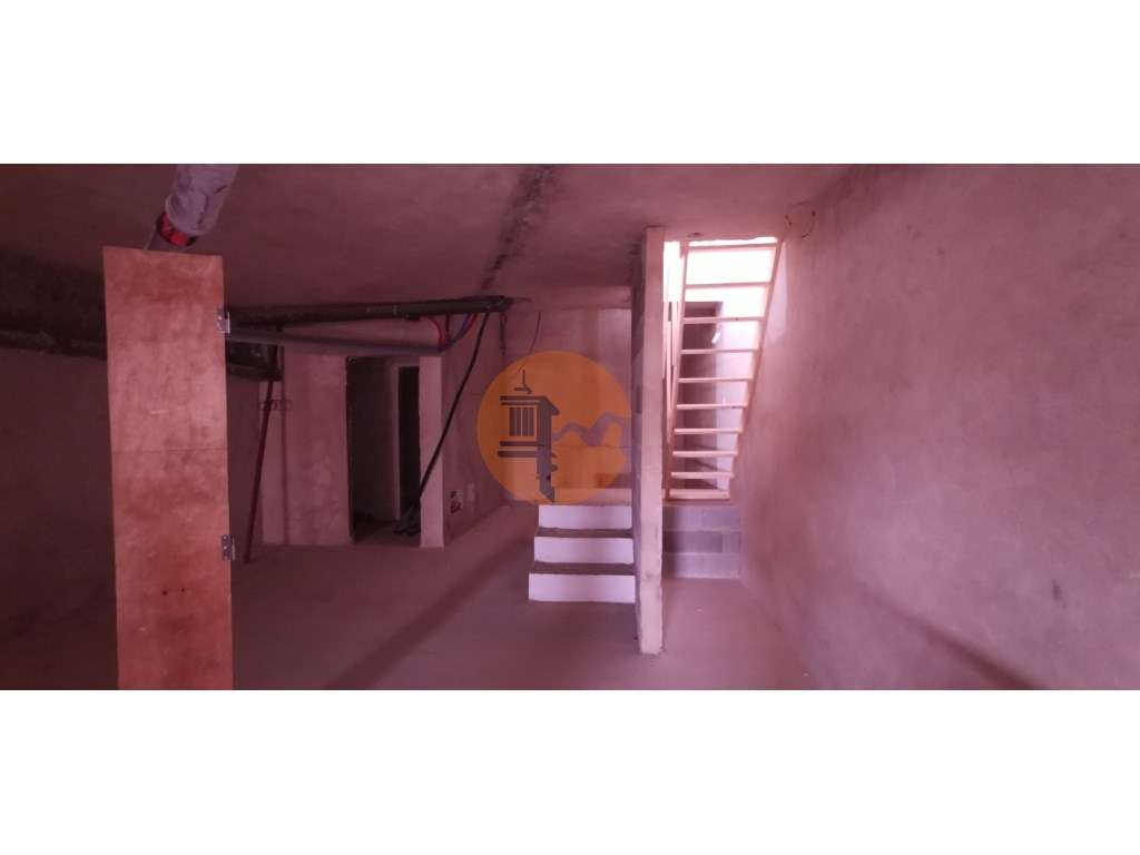 Moradia totalmente renovada numa zona calma onde predomina a habita...-49