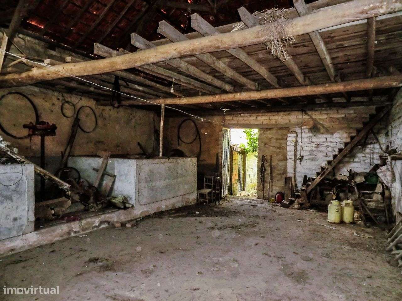 Adega ampla de rés do chão e sótão, Melada, Vilarinho do Bairro - Grande imagem: 5/6