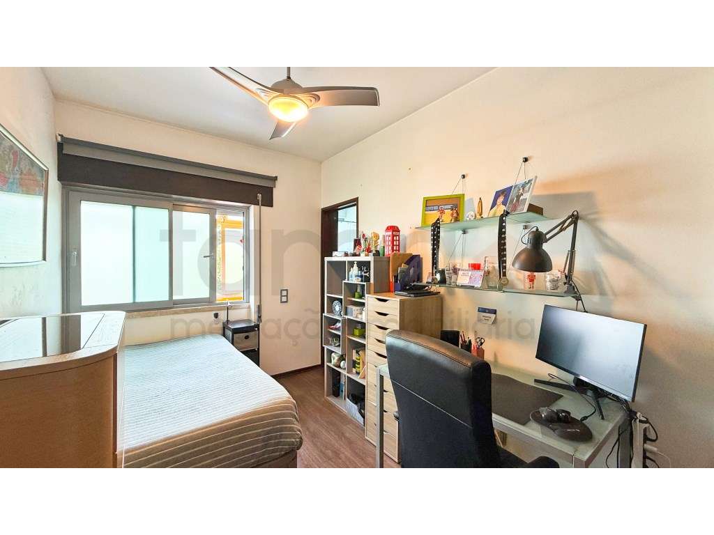 Apartamento T4 em Miraflores-34