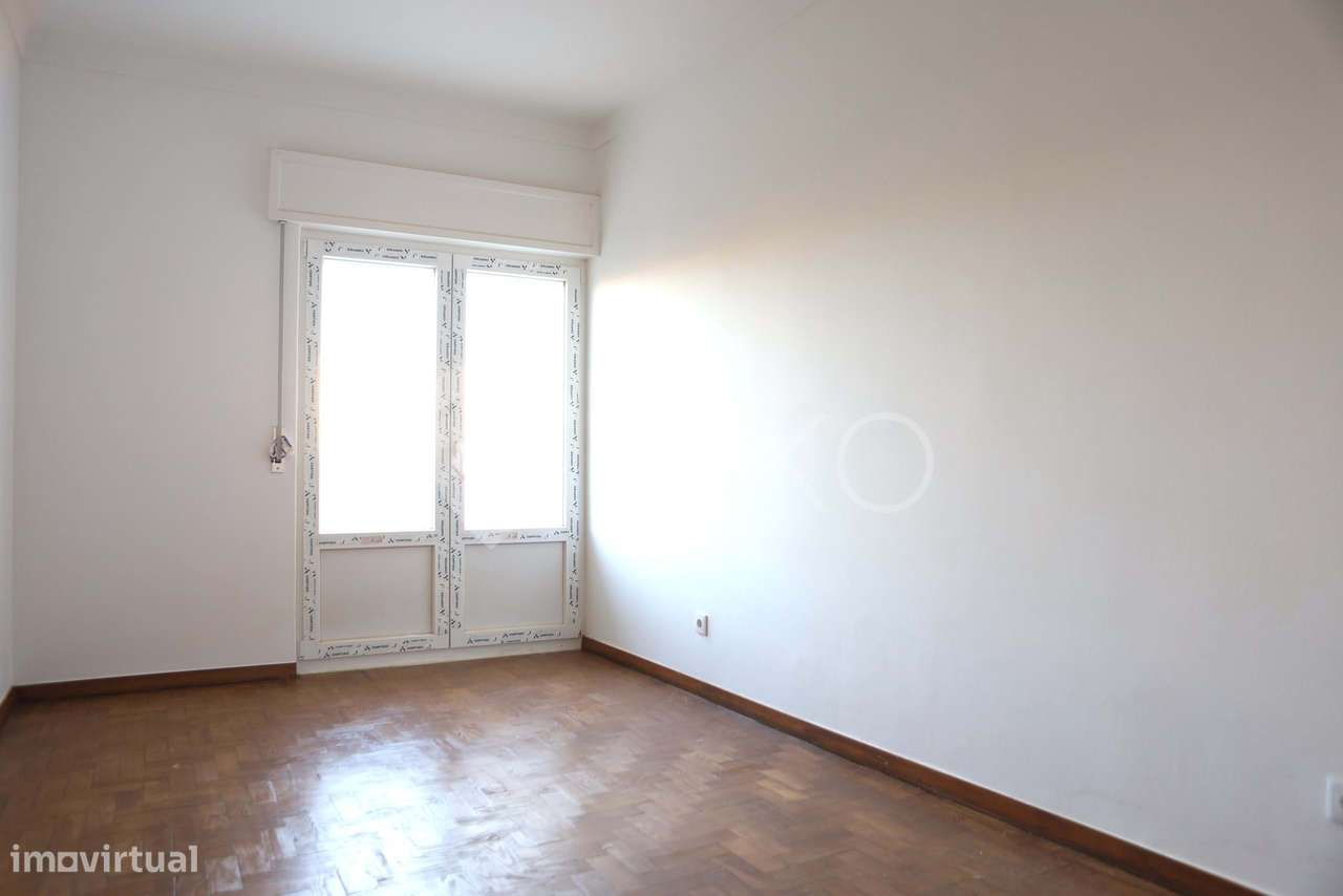 Apartamento T3 em Renovação com Excelentes Áreas em Setúbal-15