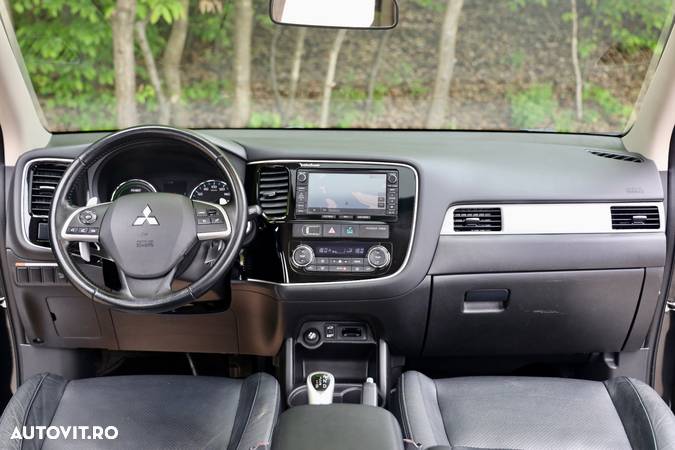 Mitsubishi Outlander 2.0 4WD Plug-In Hybrid - 19