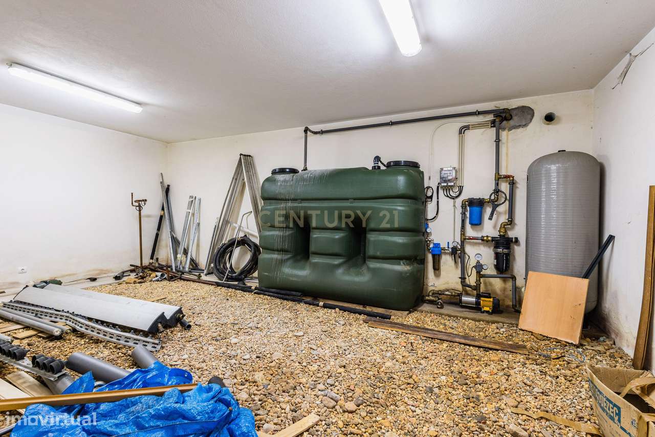 Moradia Exclusiva com Piscina, Jardim e Áreas Amplas-34