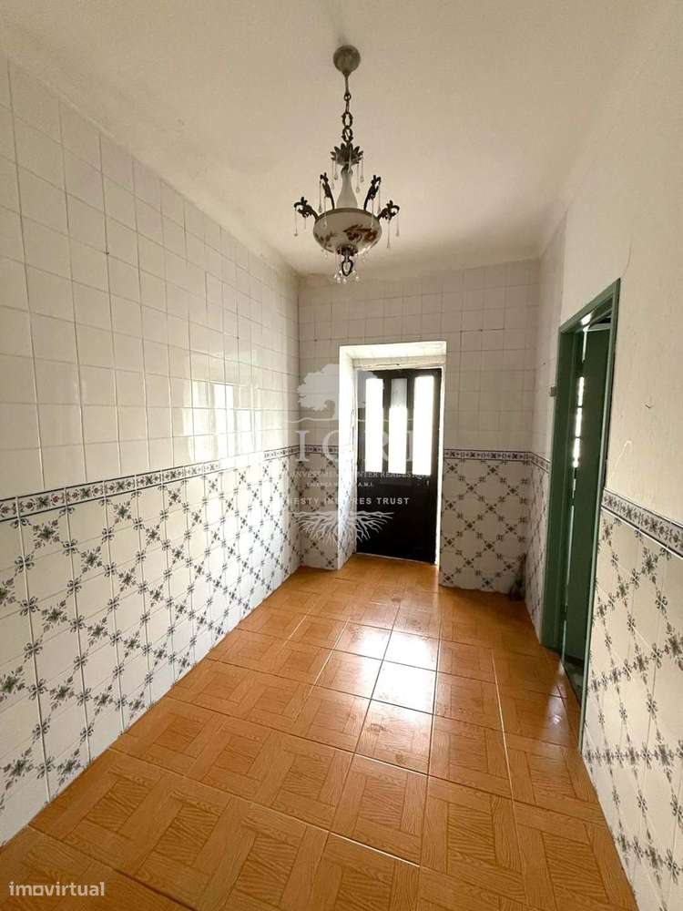 Casa T2 para Remodelar com Terreno Urbano no Ciborro – Montemor-o-Novo - Grande imagem: 4/26
