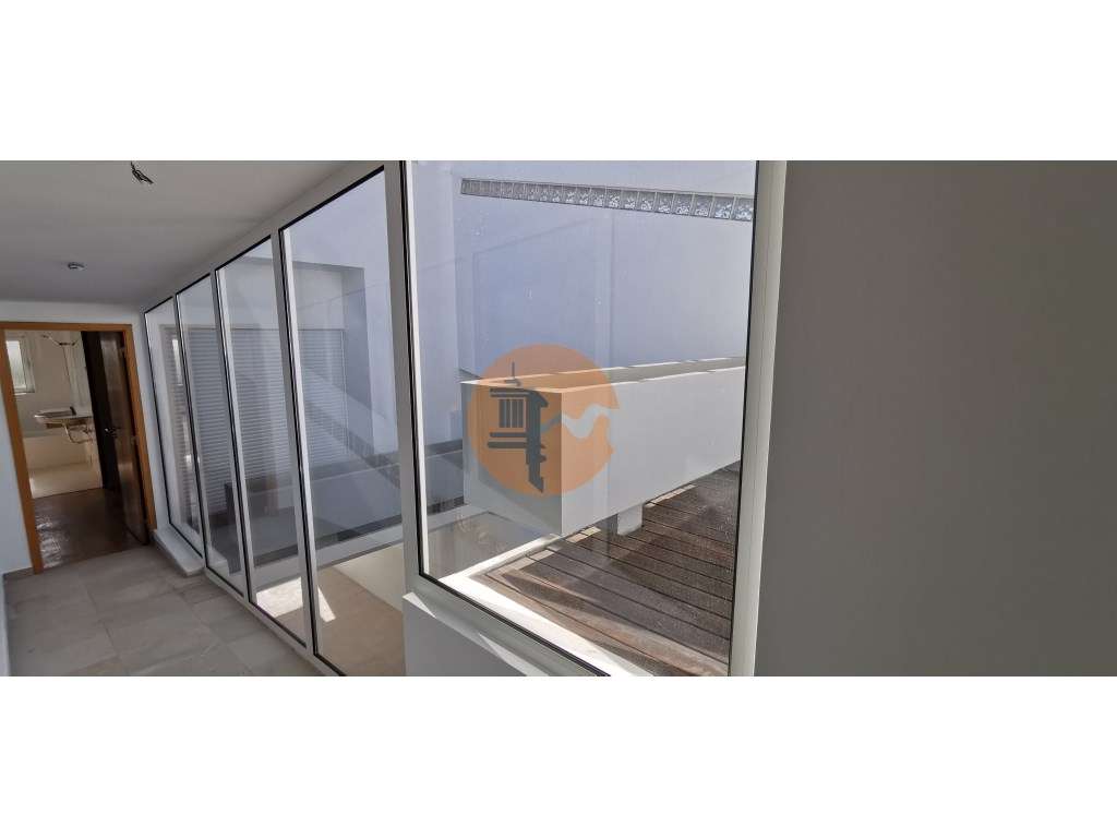 Moradia totalmente renovada numa zona calma onde predomina a habita... - Grande imagem: 4/58