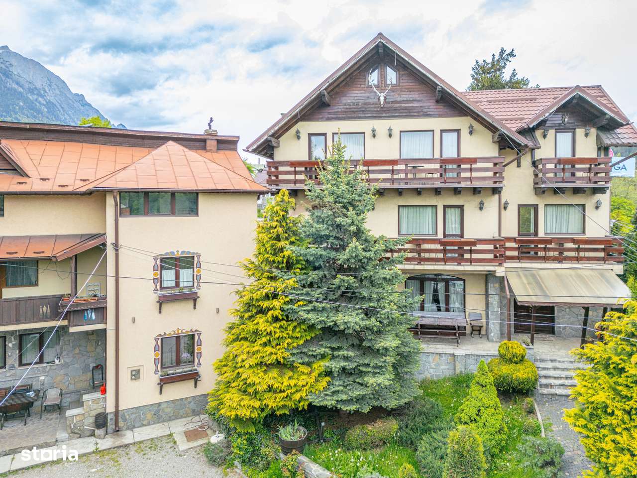 Proprietate deosebită de vânzare în Bușteni - Pensiune + Duplex - Imagine principală: 1/20