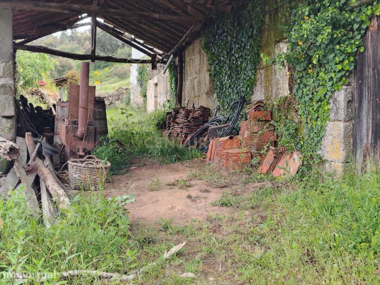 Quinta com casa e anexos em pedra - Grande imagem: 4/43