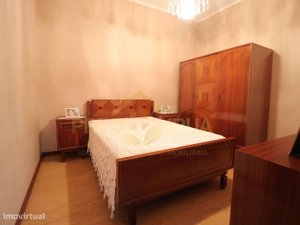 EXCELENTE MORADIA TERREA COM TERRENO E ANEXOS ARCOZELO-21