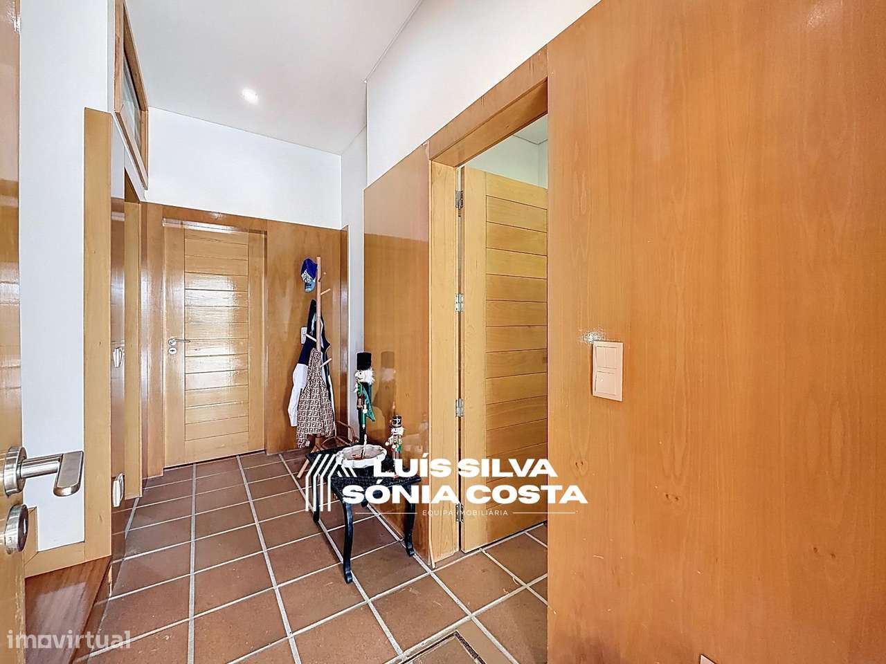 Moradia T4 Excelente Estado e Áreas | 2 Suites, Jacuzzi, Painéis...-35