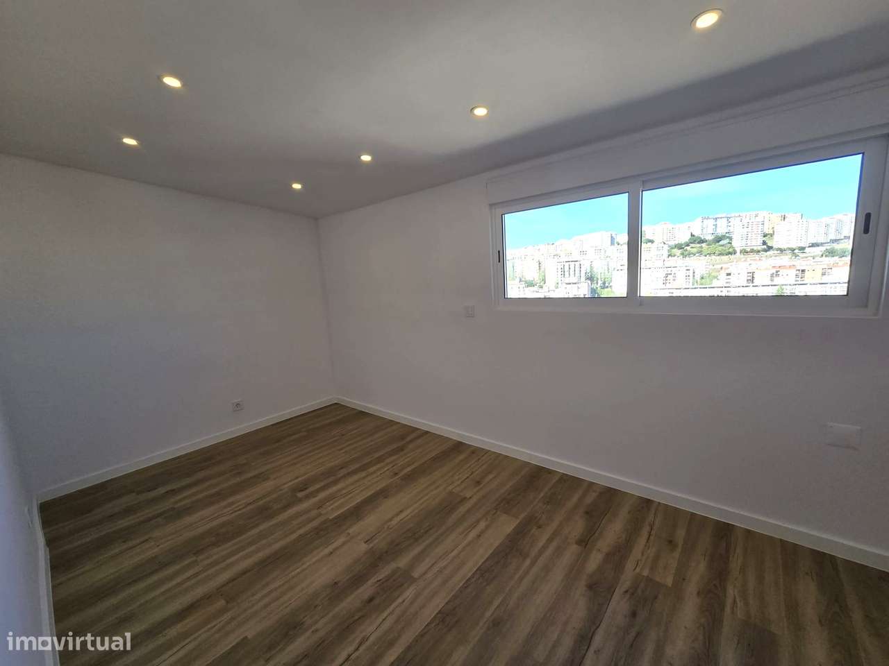 Apartamento T2 Remodelado com Varanda - Queluz-10