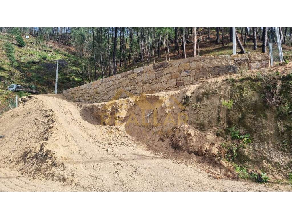 Terreno junto ao rio Caldo/ Gerês - Grande imagem: 4/10