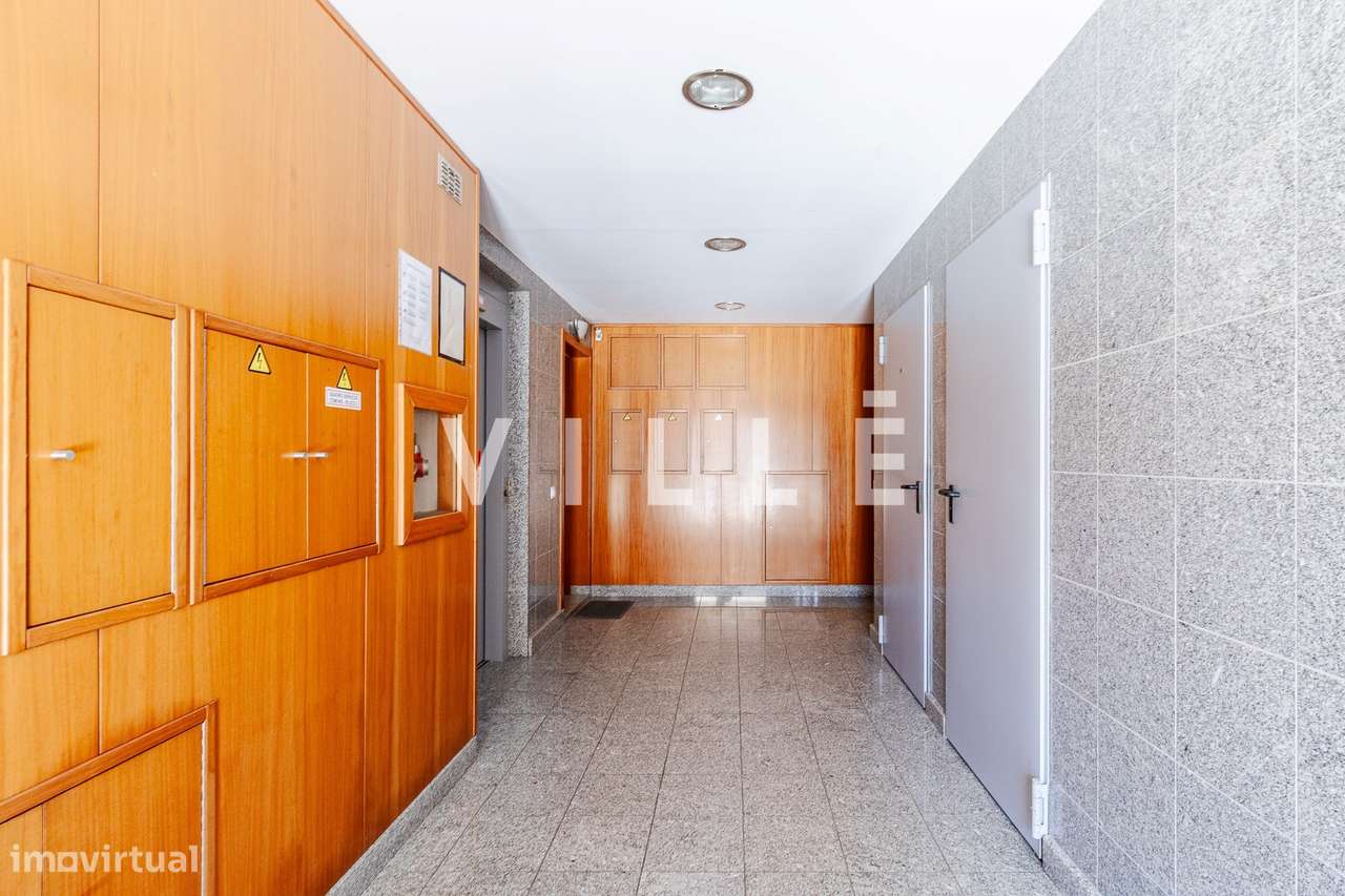 Apartamento T2 com Garagem Fechada e Arrumo no Glicinias-32