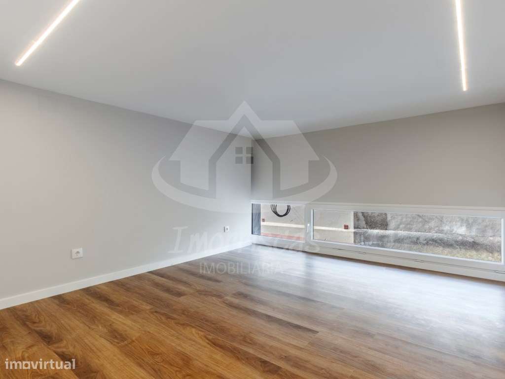 T3 Duplex Remodelado com Entrada Independente no Centro de Sacavém-27