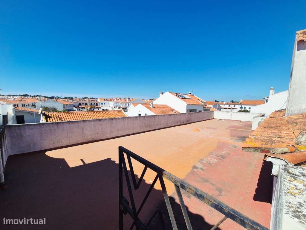 Edifício no centro de Milfontes-7