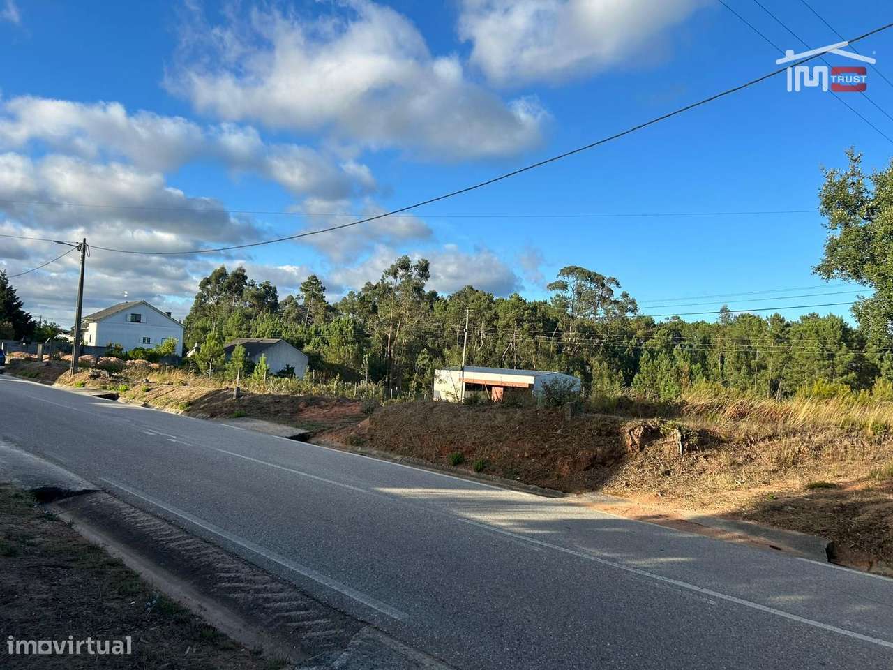 TERRENO COM 1670 m² E UMA ÁREA CONSTRUTIVEL DE 670 m² EM OURÉM - Grande imagem: 2/37