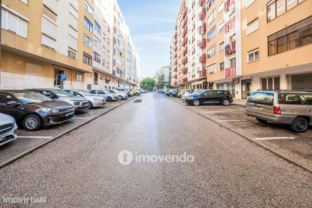 Apartamento T2 totalmente remodelado, com cozinha equipada, em Belas-36