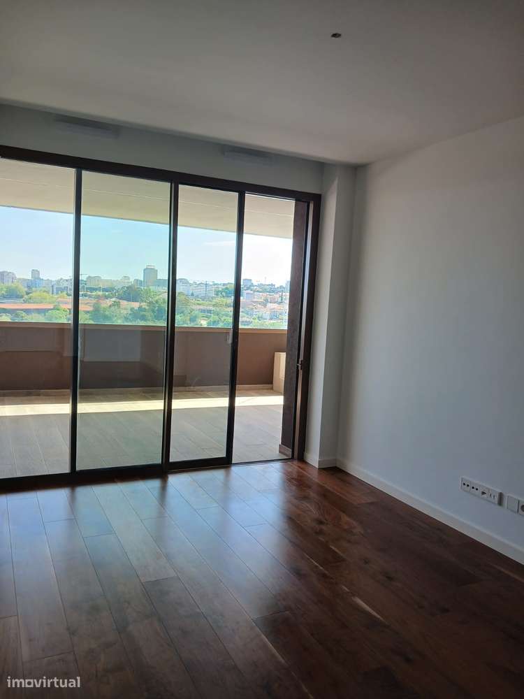 Apartamento T2 Com Varanda Piscina E Garagem