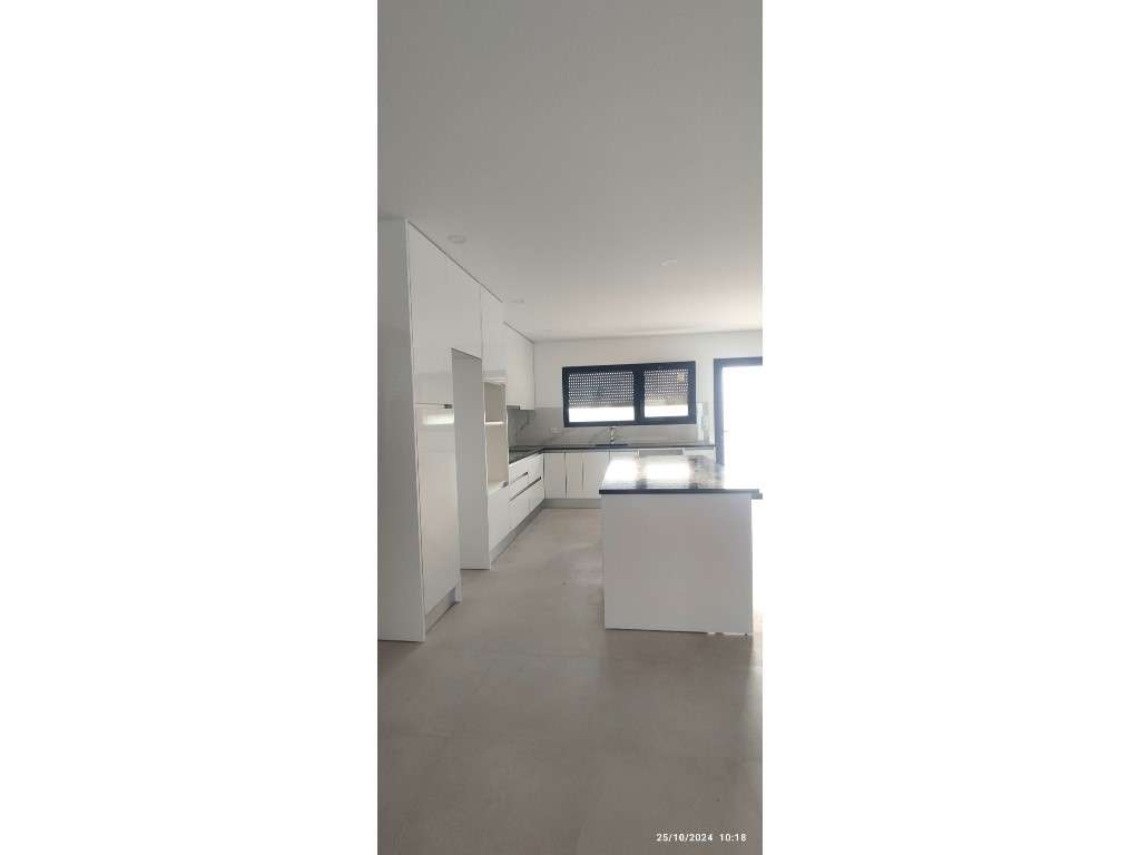 Moradia T4, com garagem e um belo terreno, localizada em zona de ex... - Grande imagem: 5/27