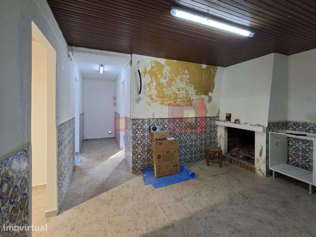 MORADIA POR RECUPERAR EM TERRENO COM 700M2 - FAIAS - Grande imagem: 3/25