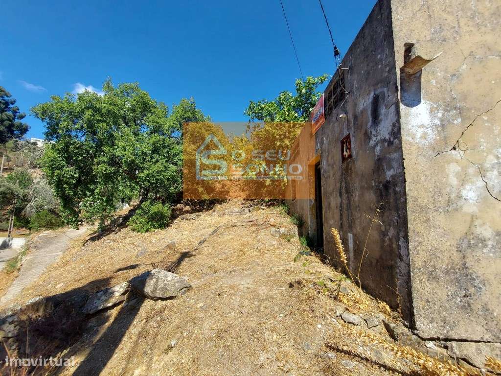 Moradia T2 com Projeto Aprovado com Piscina na Serra-19