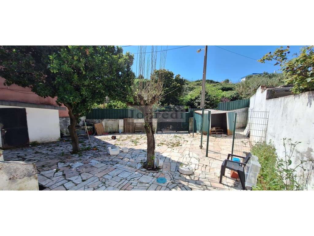 Moradia T2+1 com logradouro-3