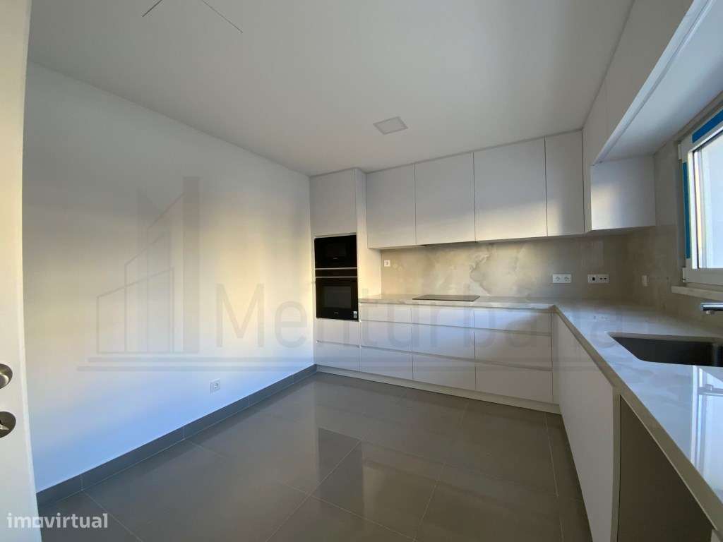 MORADIA T4 EM CONDOMÍNIO COM PISCINA - ESTORIL-12