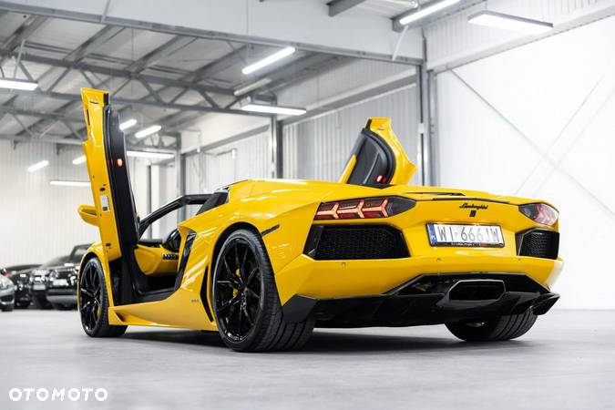 Lamborghini Aventador Roadster LP700-4 - 19