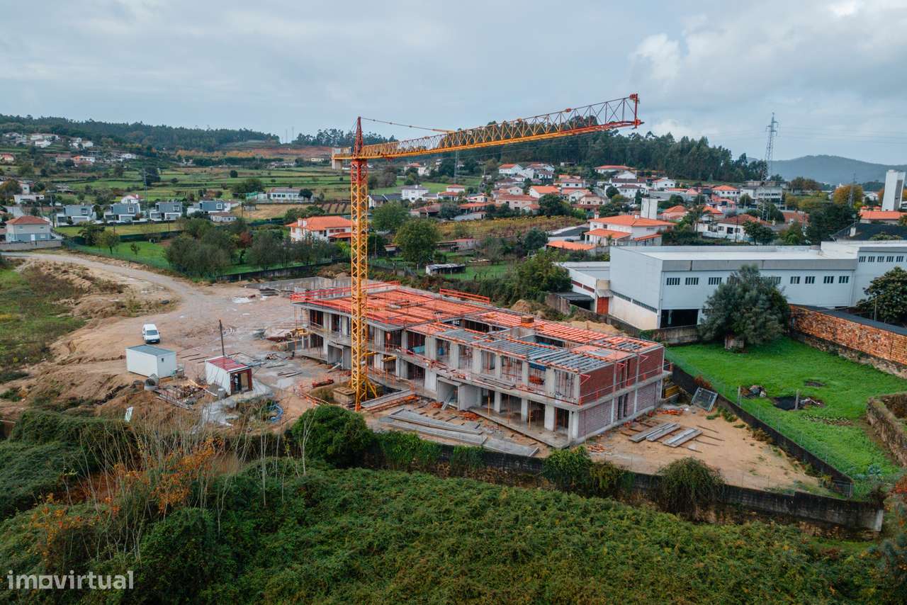 Apartamento T2 em fase de construção c/ 2 frentes e garagem fechada, e-8
