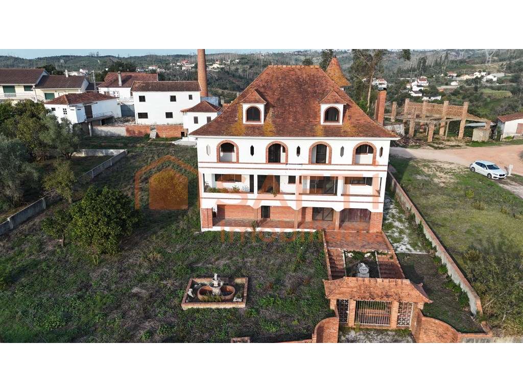 Palacete, T12, com Garagem e 3 Moradias independentes T1, T1, T2, e... - Grande imagem: 5/10