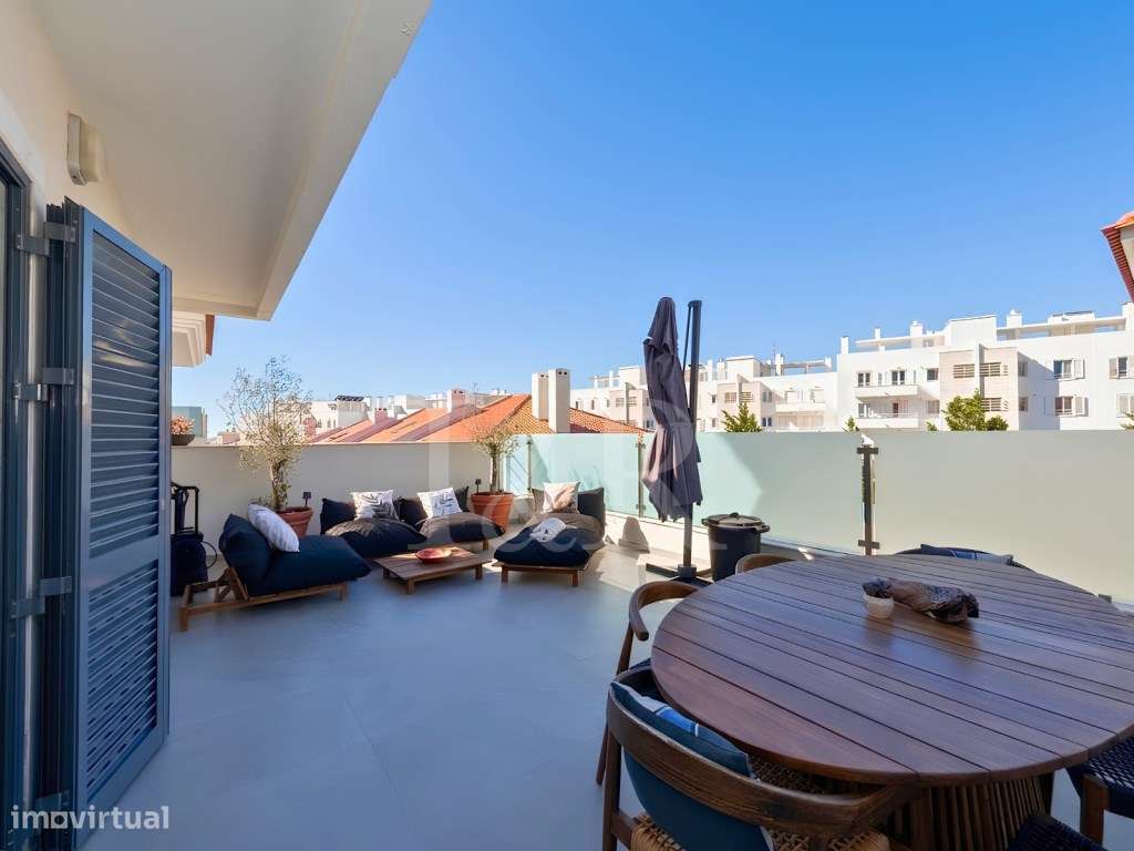 Moradia T3 renovada em condomínio com piscina no Estoril-1