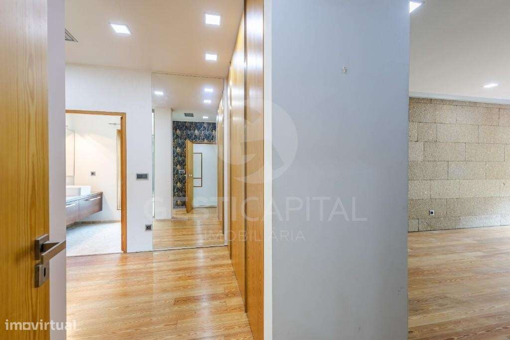 Moradia T4 Térrea de Luxo em Pedra com Terreno, Garagem e Levada Natur-20