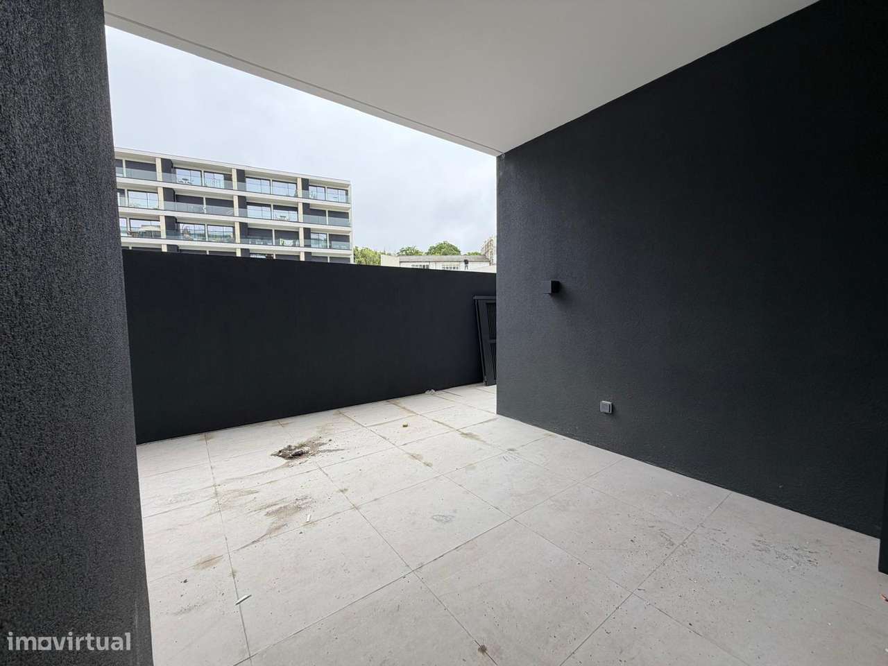 Apartamento T1 Novo c/ Lugar de Garagem em Santa Marinha (VL8)-6