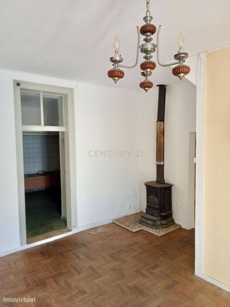 Moradia T2 no centro do Gradil, com logradouro e ruína. - Grande imagem: 5/17