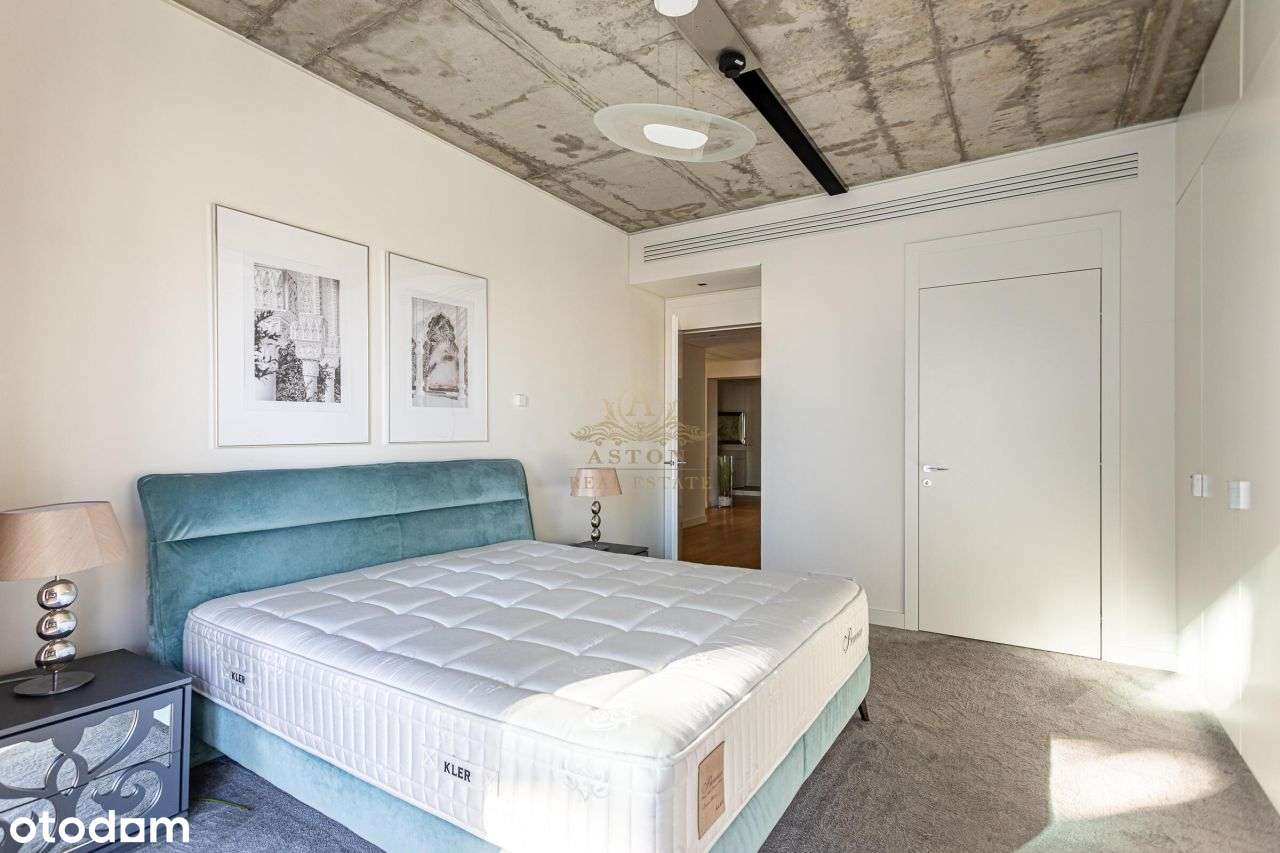 Spacious 5 room 227 sqm apartment on Złota 44-5