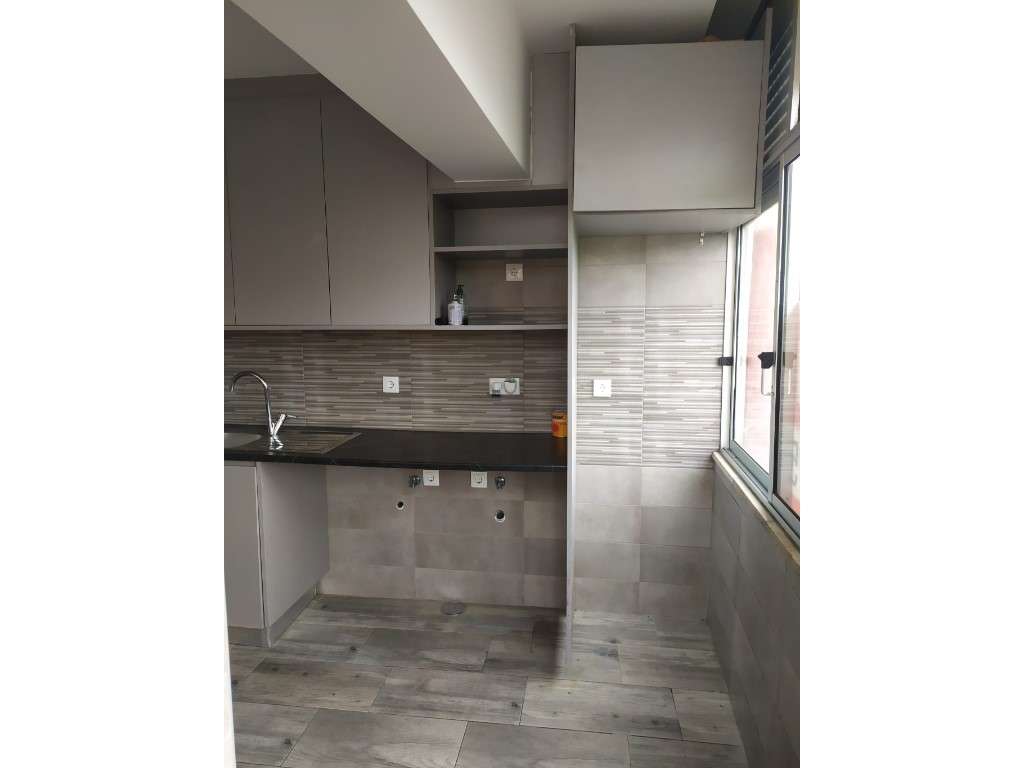 T2 remodelado e semiequipado na Amadora - Grande imagem: 3/20