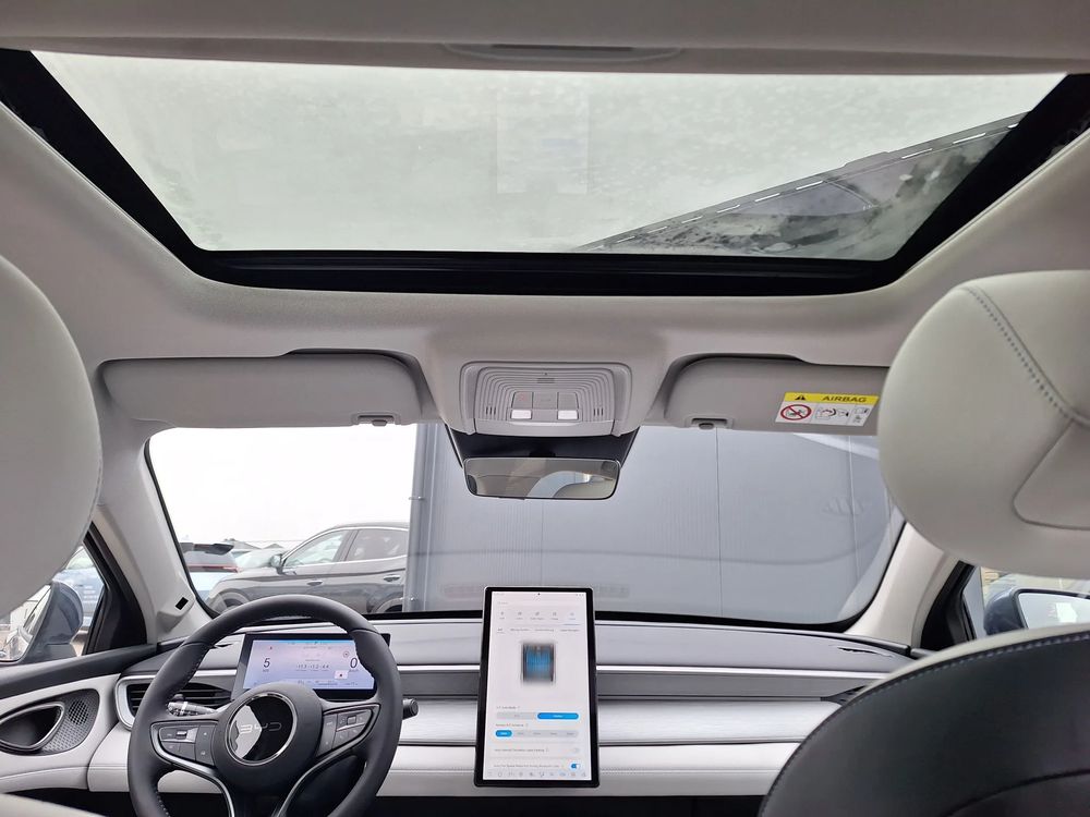 Zasięg 1050 km / Kamera cofania / Ekran 12,8 ''