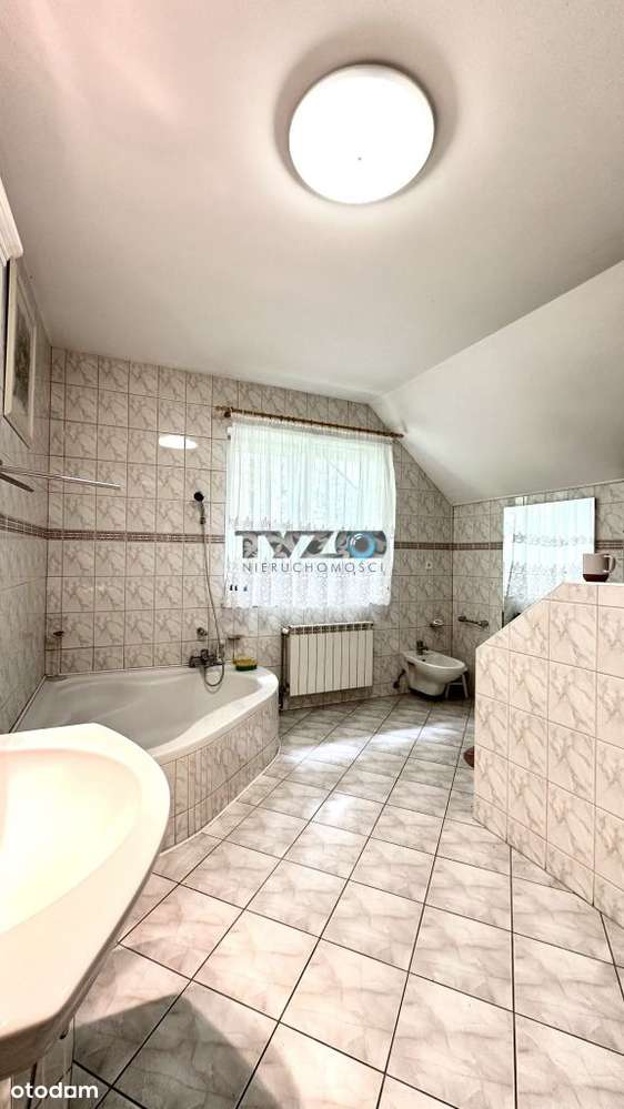 Okazały dom na zielonej i przytulnej działce-18