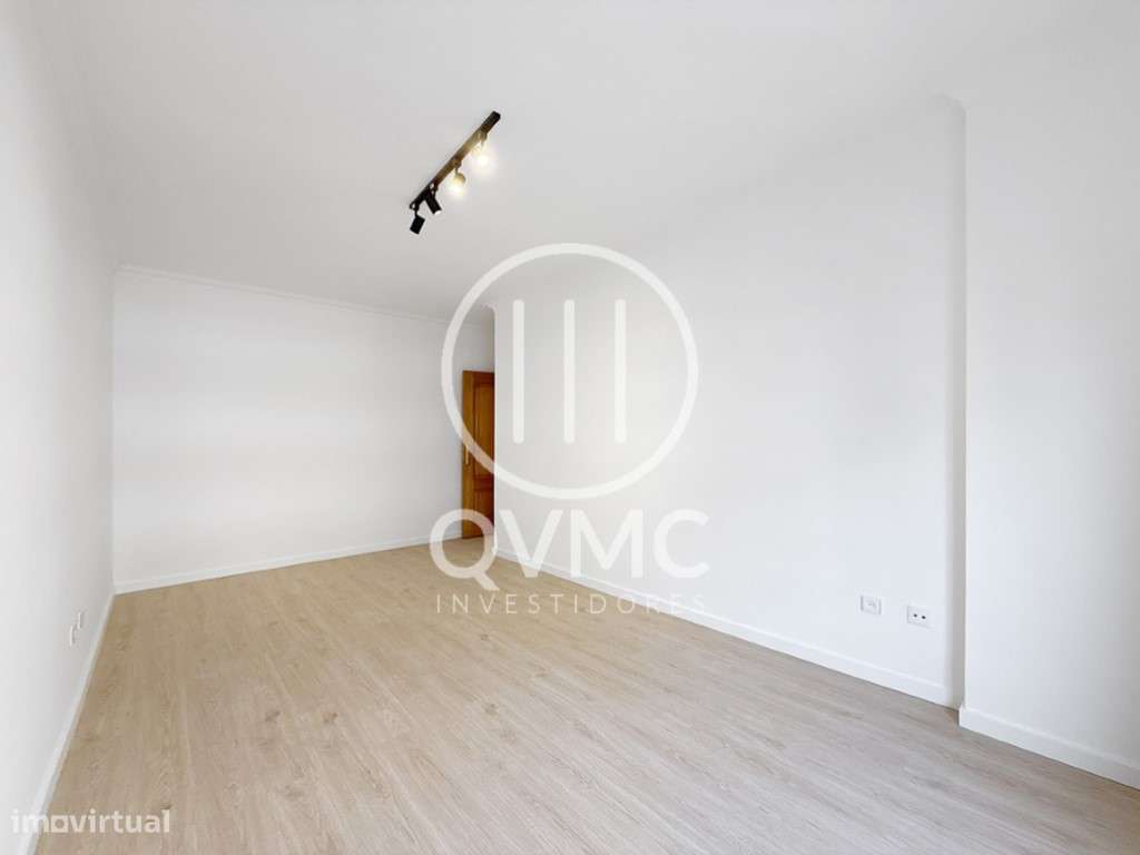 Apartamento T1 na Cavaleira com parqueamento e varanda-26