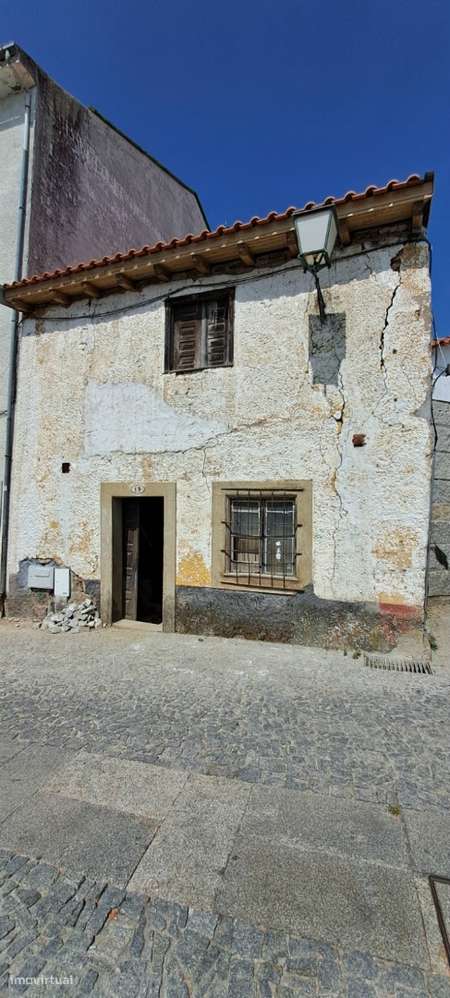 Moradia para Restaurar, zona histórica de Miranda do Douro-23