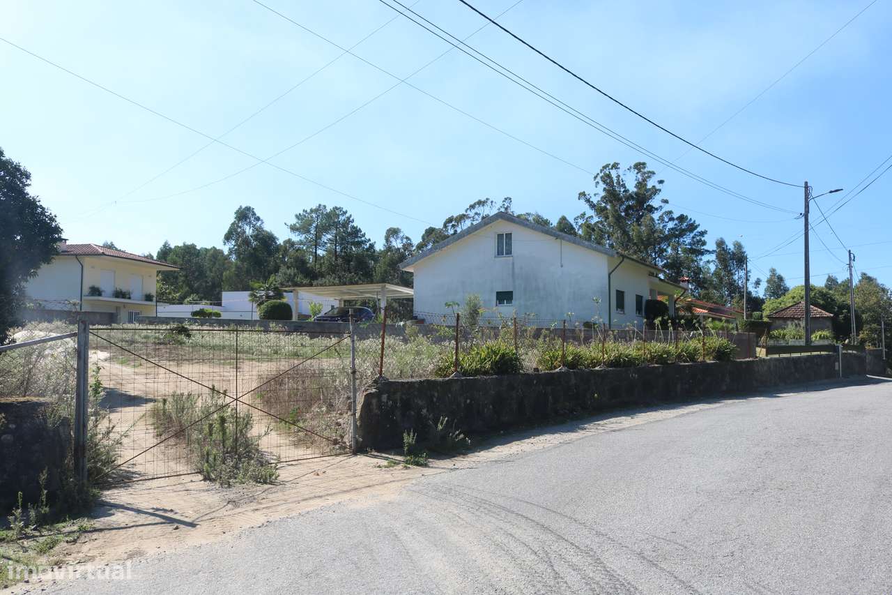 Venda de terreno c/ 560 m2 para constr. de moradia térrea em Amares.-1