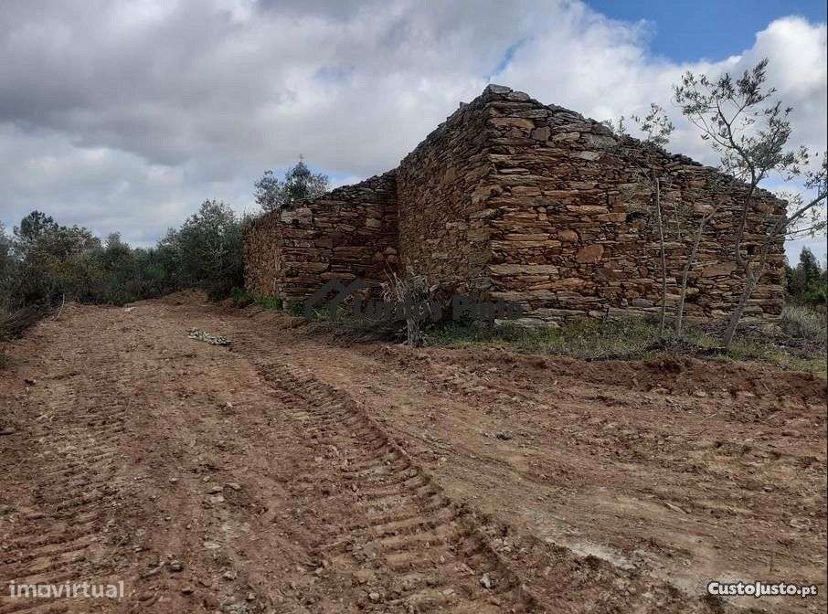 Quinta com construções em pedra e muita água - Grande imagem: 3/12