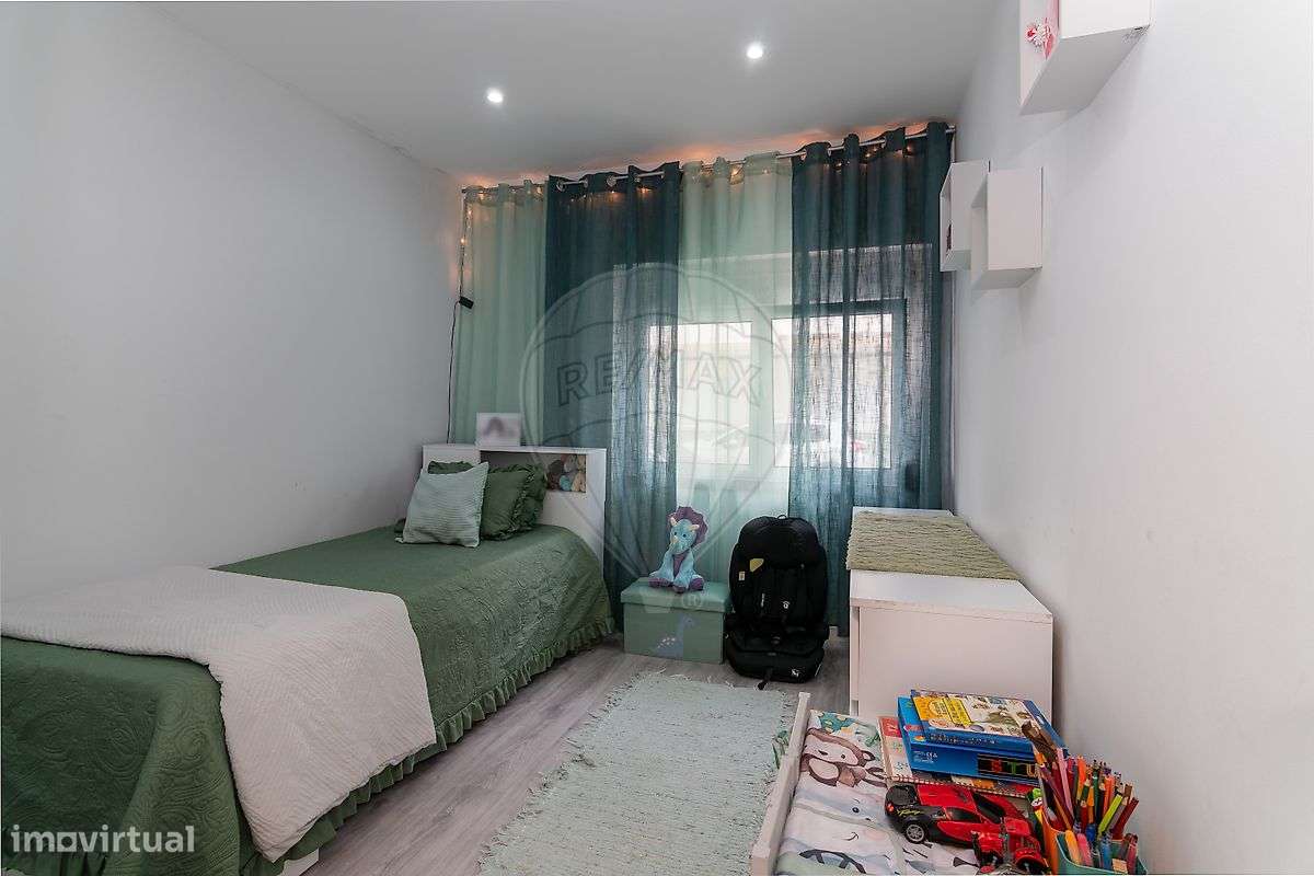 Apartamento T3 remodelado nas Paivas, com logradouro-14