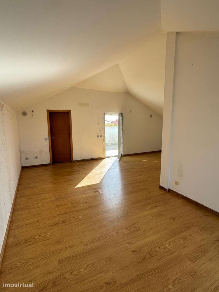 Moradia T5 com piscina, garagem e vista mar em Ericeira-23