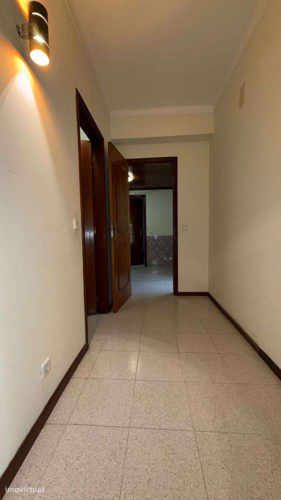 Apartamento T2 com 2 casas de banho e varanda. Junto a hipermercado...-13