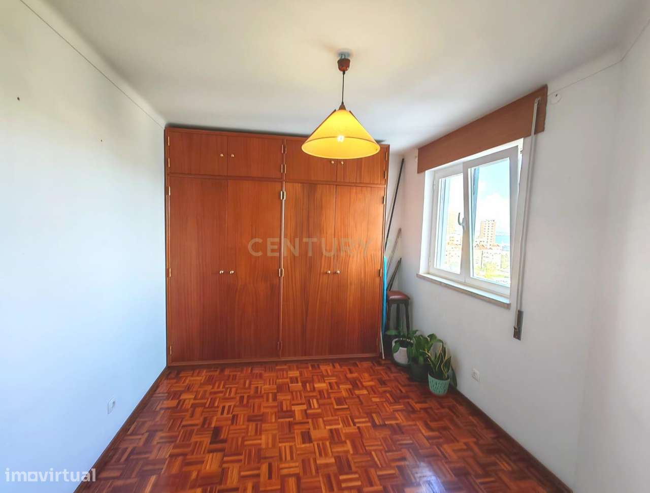 Apartamento T3 renovado recentemente com vista de Rio e Lisboa nos Oli-22