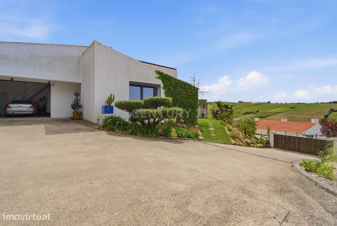 Quintinha T4 com edificação contemporânea no coração do Oeste, com ter-33