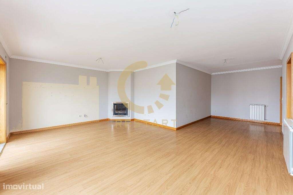 Apartamento T3 com excelente exposição solar, box fechada e junto ao m-16